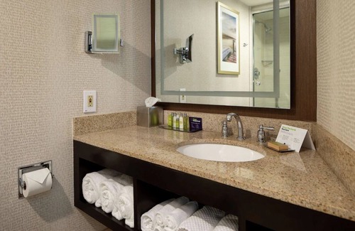 South Portland Hotel | Easy Downtown Portland Access: Modern Hotel with Indoor Pool, Pets Are Allowed