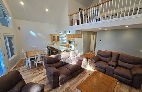 Running Springs House | Easy Drive! 2 Jacuzzi Tubs! Super-clean! Family-Friendly. Discounts Available!