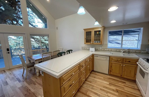 Running Springs House | Easy Drive! 2 Jacuzzi Tubs! Super-clean! Family-Friendly. Discounts Available!