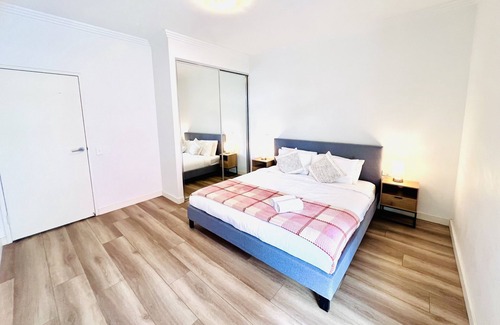 Turrella Apartment | Easy to get into The city and airport by train, self check in and private entry