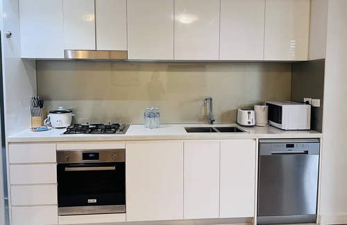 Turrella Apartment | Easy to get into The city and airport by train, self check in and private entry