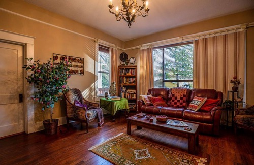 Sulphur Springs Hotel | Easy Walk or Drive to Downtown