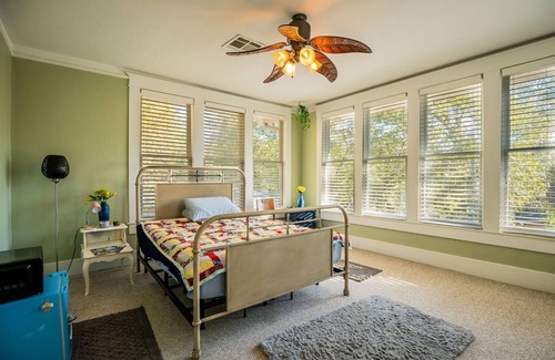 Sulphur Springs Hotel | Easy Walk or Drive to Downtown