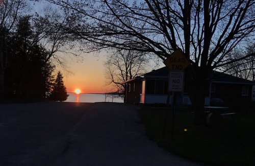 Beulah Cottage | Easy Walk or Ride to Crystal Lake and Downtown Beulah. Bikes & kayaks included!