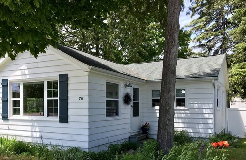 Beulah Cottage | Easy Walk or Ride to Crystal Lake and Downtown Beulah. Bikes & kayaks included!