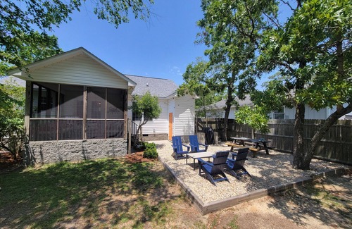 Tranquil Harbour House | Easy Walk to Beach, Concerts, Publix, Splash Pad, Market.nBikes, Carts, & Chairs
