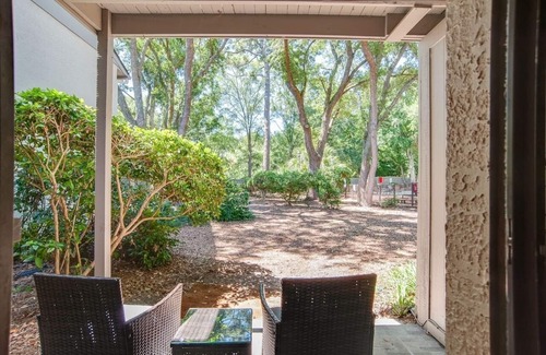 Folly Field Villa | EASY WALK TO THE BEACH - PETS WELCOME - STEPLESS - PRIVATE ENCLOSED PATIO