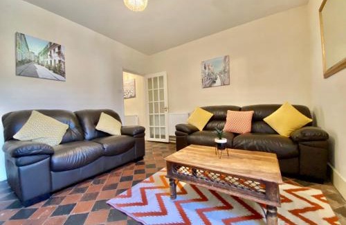 Grantham Apartment | EasyRest House 1 Grantham - 6 Beds & Free Parking - Spacious & Comfy - Access to A1, Town Centre & Shops