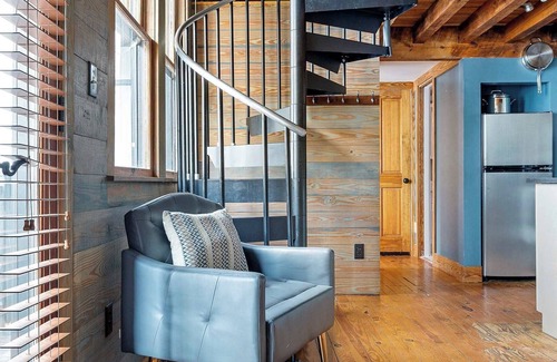 Cannonborough Elliotborough House | Ebony & Ivory | Lofted Charm with Fireplace!