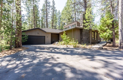 Deer Park House | EBUT10 - Mountain Retreat w/2 Suites!, A/C, Cornhole