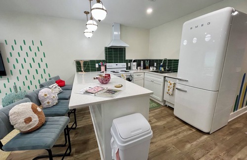 Pikeville Apartment | Eccentric Privy-Sleeps6. 2nd floor & outdoor deck