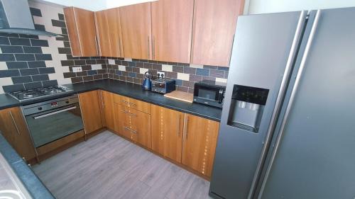 Ecclesfield House | Ecclesfield Cottage - Two Bedrooms in Sheffield near Peak District with fast Wi-Fi, off-street parking and garden