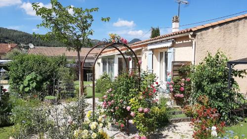 Auriol House | Eclats du Sud, villa les Cigales avec piscine, proche Cassis, meublé de tourisme 3 étoiles