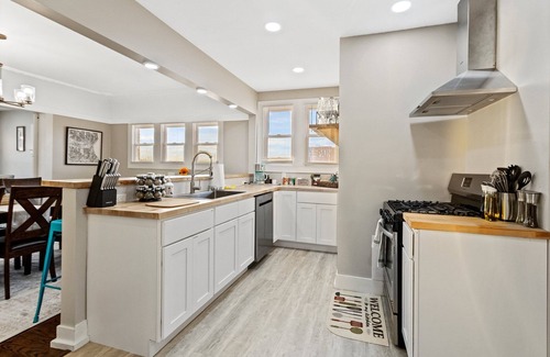 North Milwaukee Apartment | Eclectic 2 Bed Apt W/Parking Near State Forest