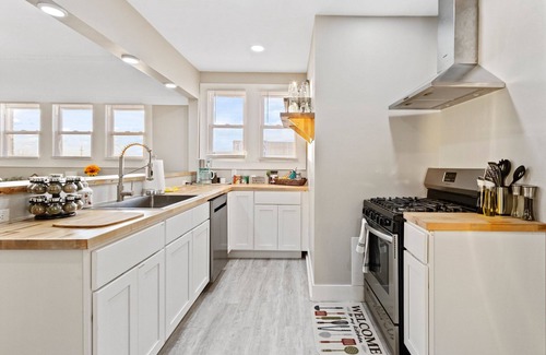 North Milwaukee Apartment | Eclectic 2 Bed Apt W/Parking Near State Forest