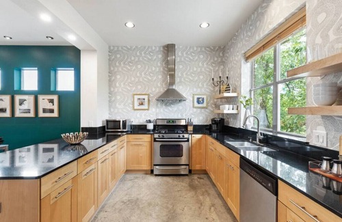 Fort Worth House | Eclectic 3-Story Townhouse - Central Location!