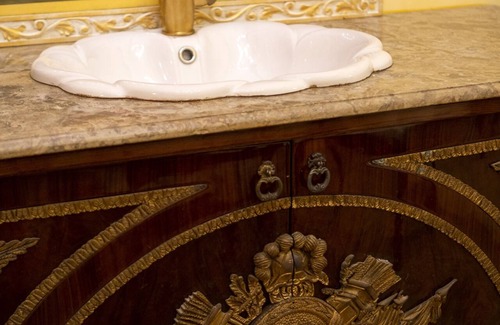 Omonia Apartment | Eclectic 4-Bed, 4-Bath Apt in Central Athens - AK1