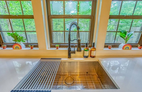 Mentone Cottage | Eclectic Cozy Cottage walking distance to downtown