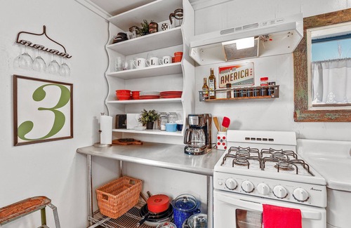Southside House | Eclectic & Fun Lumberyard Urban Cabin #3, in downtown near NAU