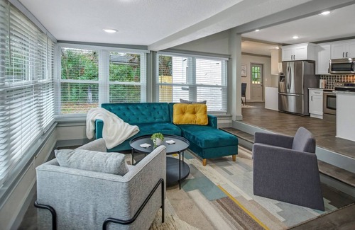 Murray Hill House | Eclectic Home - sleeps 8 with Gameroom