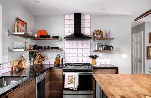 Waverly Hills House | Eclectic Mid Century Modern 3BD/3BA with *Hot Tub*
