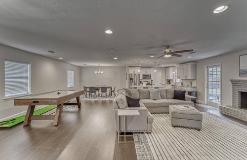 Carrollwood House | Eclectic Oasis | Pool + Air Hockey | Lake View