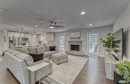 Carrollwood House | Eclectic Oasis | Pool + Air Hockey | Lake View