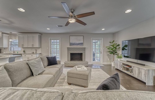 Carrollwood House | Eclectic Oasis | Pool + Air Hockey | Lake View