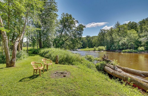 Cadott House | Eclectic & Spacious Cadott Getaway w/Water View