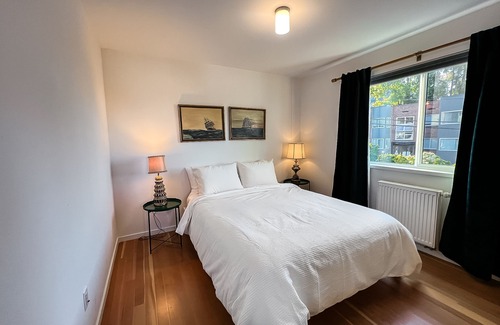 Mann House | Eclectic townhouse with balcony, enclosed yard, full kitchen, & W/D