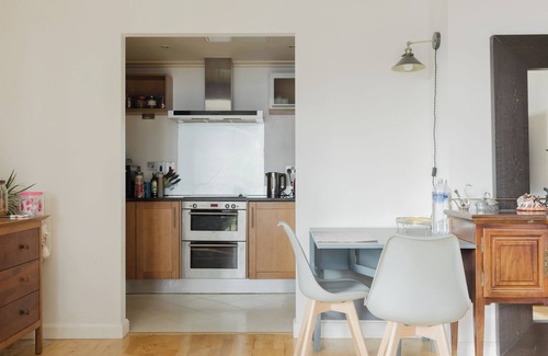 Canary Wharf Apartment | Eclectically Curated 2BD Flat in Canary Wharf