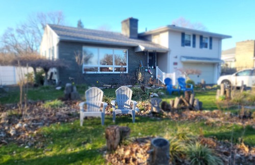 East Irondequoit House | Eclipse Glamping Here! 3 Bedroom. 2 Full Bath. Kids. Pets. Clean, Safe, Fun!