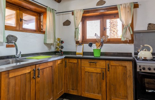 Haria House | Eco Barn, Pool, Play Area, 5min walk to Golden Sandy Beach and Restaurants