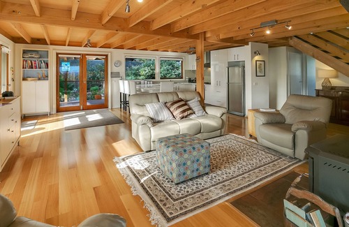 Dromana House | ECO-BEACH - ARTIST'S RETREAT - BAY VIEWS, 350M STROLL TO BEACH and WILDLIFE!