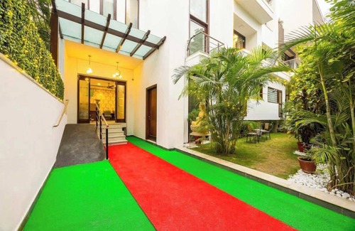 Gurugram Apartment | Eco-chic oasis in the city/w Garden