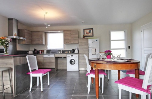 Saint-Martin-d'Ecublei Cottage | Eco-friendly forest house, 3 bedrooms, pets allowed, enclosed garden