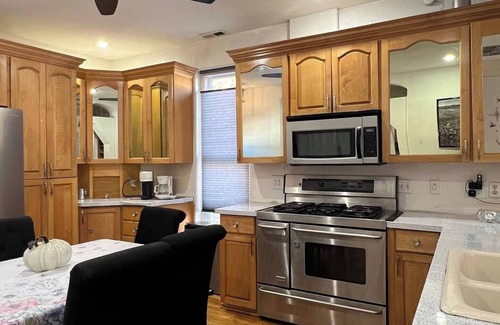 Sunnyside House | Eco-Friendly 3BR 1BA Sunnyside Bungalow