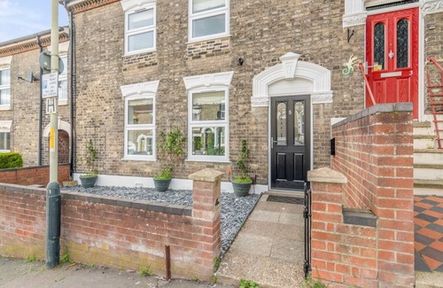 Norwich House | Eco-friendly 4-bed townhouse with parking in prime Norwich location