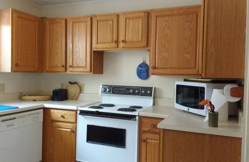 Kennebunkport Cottage | Eco-friendly Cottage in a Quiet setting. Close to Beaches and the Village