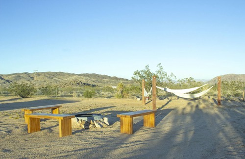 Landers House | Eco-Friendly Desert Oasis near Joshua Tree: Fire Pit, Stargaze, Family-Friendly
