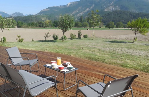 Die House | Eco-Logis du Clos des Tilleuls Gîte with Mountain View, Shared Terrace and Garden