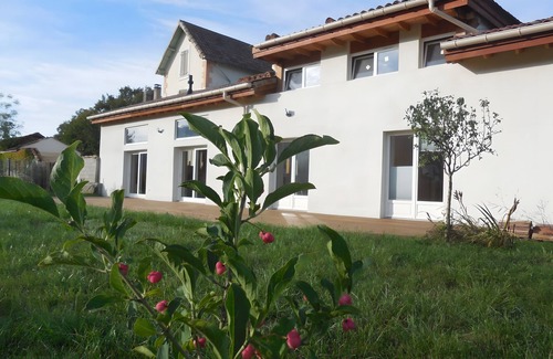 Die House | Eco-Logis du Clos des Tilleuls Gîte with Mountain View, Shared Terrace and Garden
