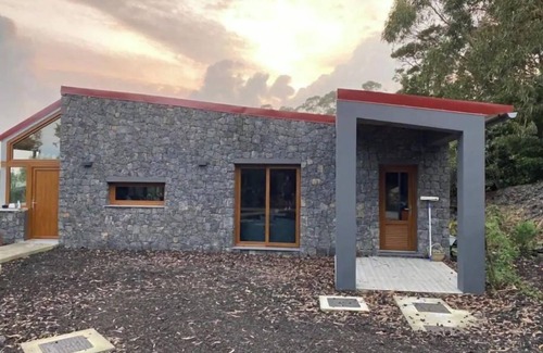 Angra do Heroismo House | Ecological House (Tree Room)
