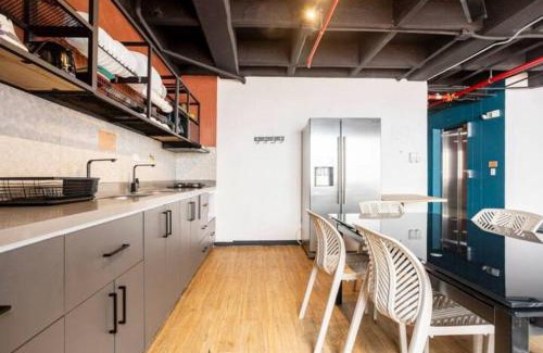 La Florida Apartment | Económicas habitaciones amobladas en Medellín con oficinas, puesto de trabajo, cocina, baño y lavandería comunes Be Together by Roots Rentals TOG401y402