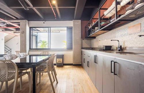 La Florida Apartment | Económicas habitaciones amobladas en Medellín con oficinas, puesto de trabajo, cocina, baño y lavandería comunes Be Together by Roots Rentals TOG401y402