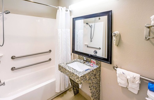 Highlands - Perkins Hotel | Econo Lodge Baton Rouge University Area