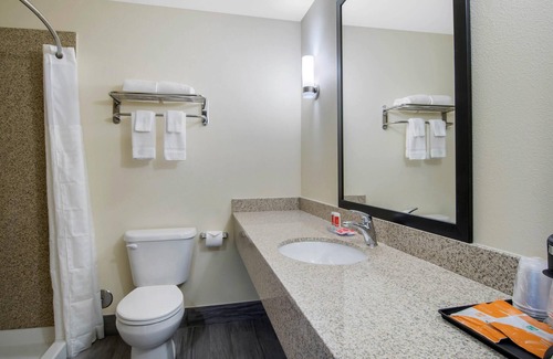 Springfield Hotel | Econo Lodge Inn & Suites Springfield Main Street