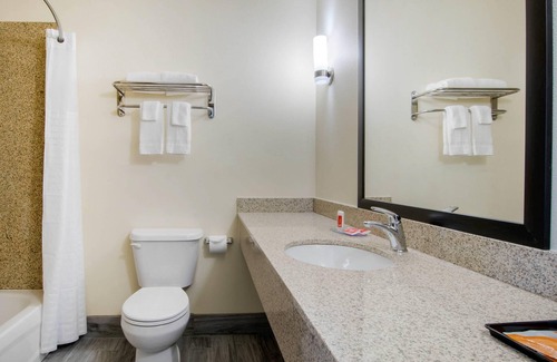 Springfield Hotel | Econo Lodge Inn & Suites Springfield Main Street