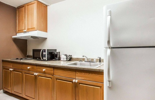 Jackson Hotel | Econo Lodge Inn & Suites Jackson Northwest