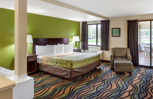 Oconto Hotel | Econo Lodge Inn & Suites Oconto